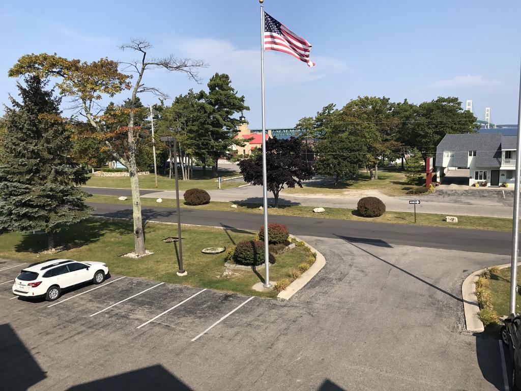 Super 8 By Wyndham Bridgeview Of Mackinaw City Exterior photo